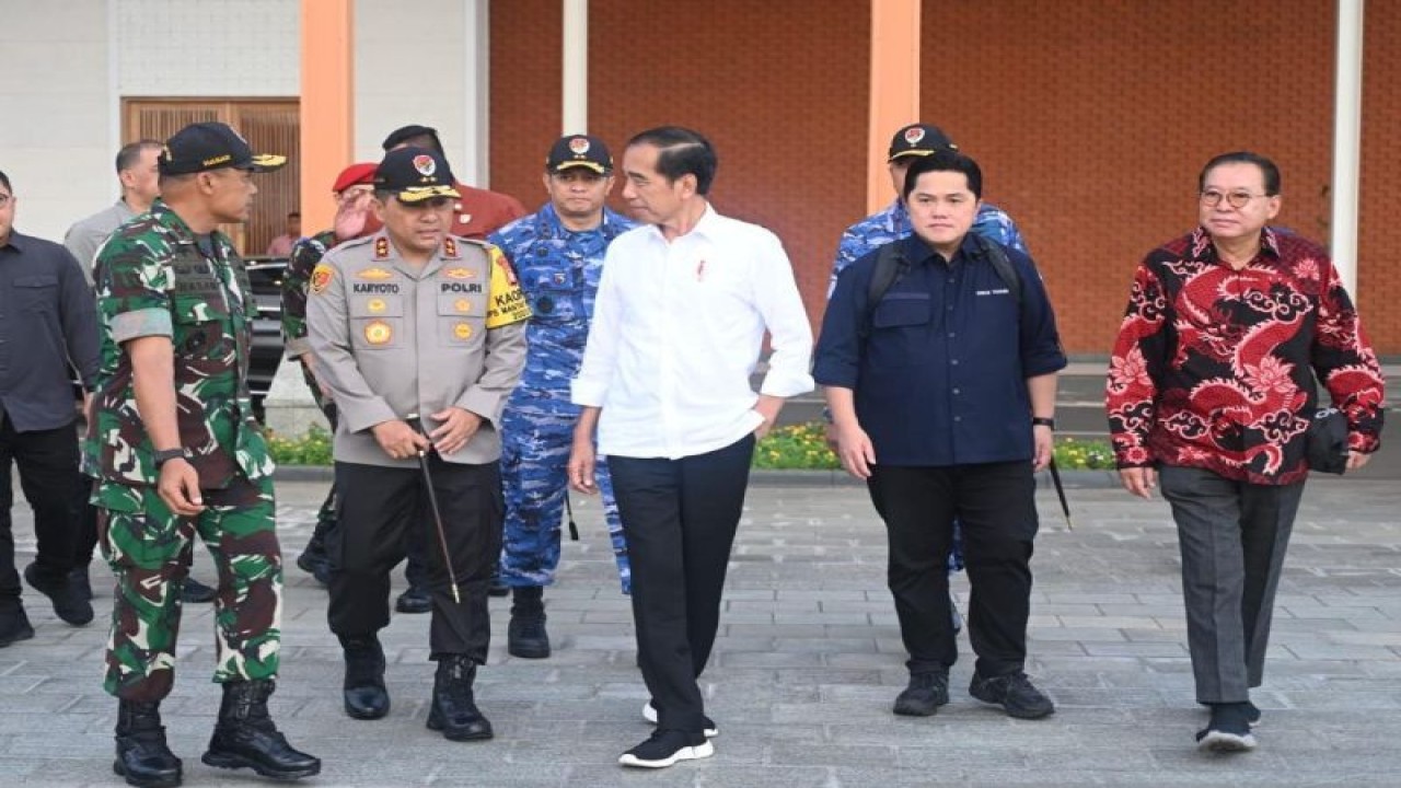 Presiden Joko Widodo saat akan bertolak ke IKN, Kalimantan Timur, dari Pangkalan TNI AU Halim Perdanakusuma, Jakarta, Rabu (17/1/2024). (ANTARA/HO-BPMI Setpres)