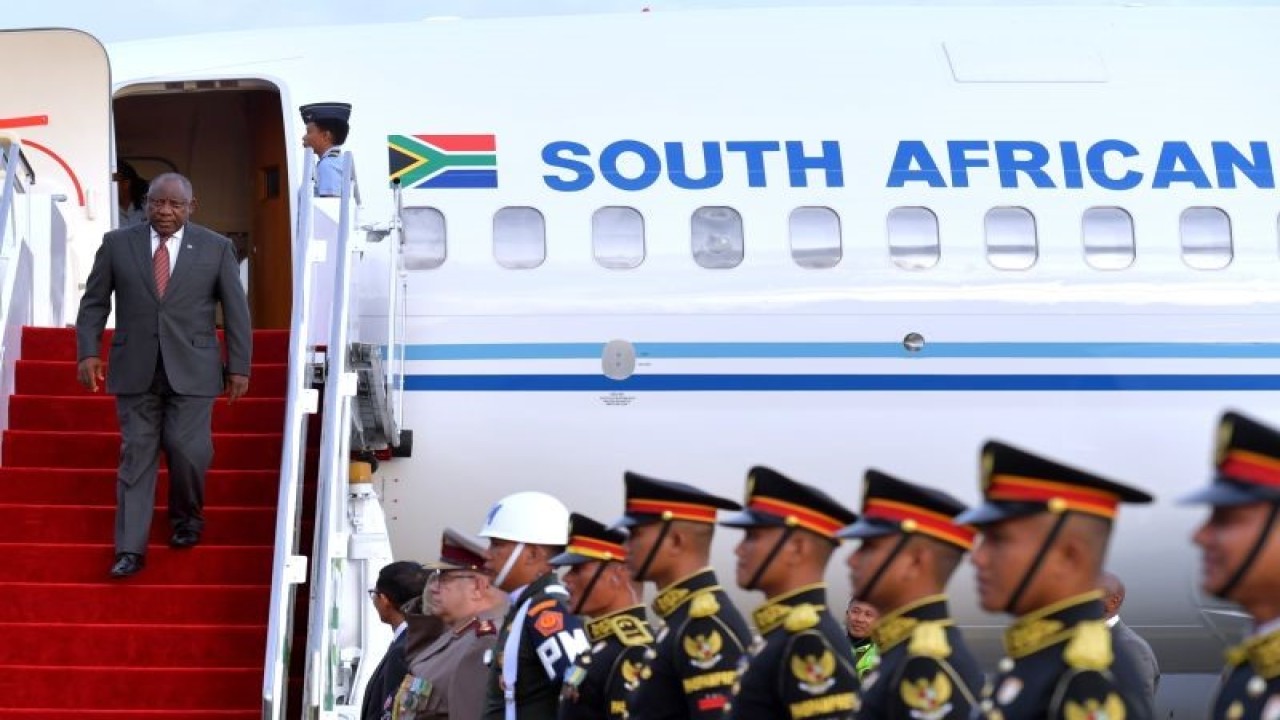 Arsip - Presiden Afrika Selatan Cyril Ramaphosa berjalan menuruni tangga pesawat kepresidenan setibanya di Bandara I Gusti Ngurah Rai, Bali, Senin (14/11/2022). ANTARA FOTO/Media Center G20 Indonesia/Fikri Yusuf/wsj