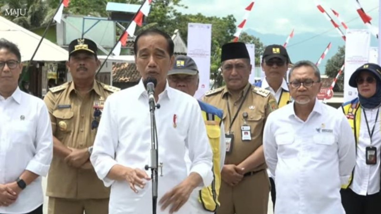 Tangkapan layar Presiden RI Joko Widodo meresmikan Inpres Jalan Muntilan-Keningar, Sukomakmur dan Petung-Pakis di Kabupaten Magelang, Jawa Tengah, seperti disaksikan melalui YouTube Sekretariat Presiden, Senin (22/1/2024). ANTARA/Mentari Dwi Gayati