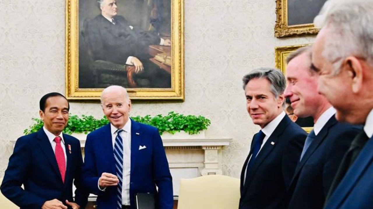 Presiden Joko Widodo melakukan pertemuan dengan Presiden Amerika Serikat Joe Biden di Gedung Putih, Washington DC, Amerika Serikat, Senin, 13 November 2023. ANTARA/HO-Biro Pers Setpres/Laily Rachev/aa. (Handout Biro Pers Sekretariat Kepresidenan/Laily R)