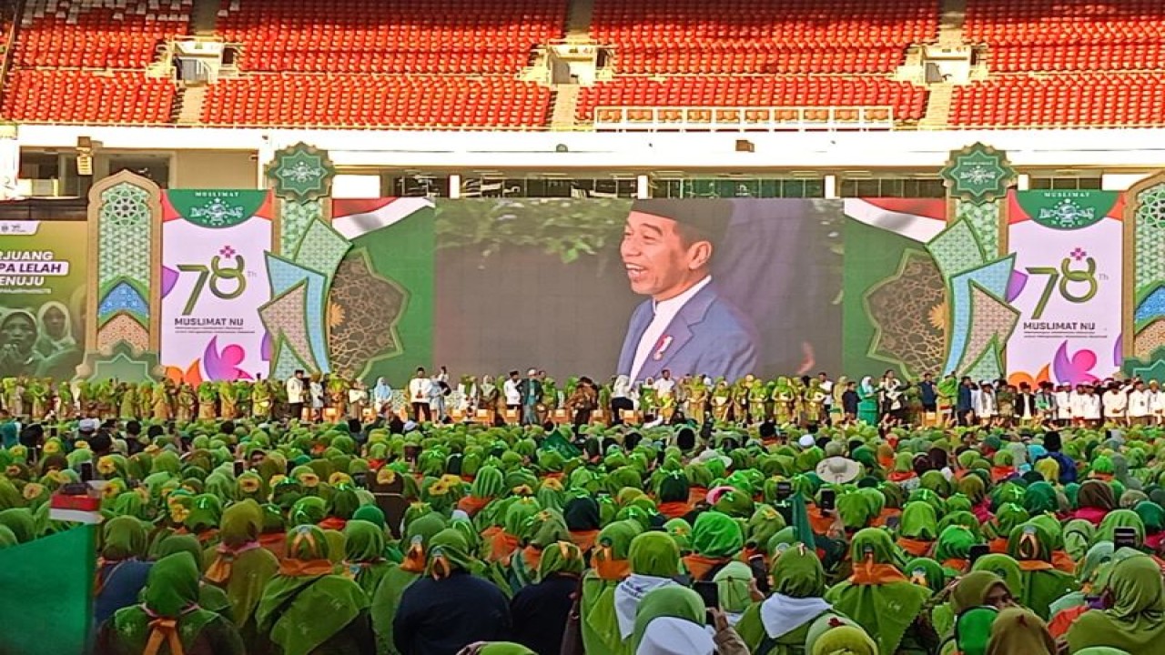 Presiden Joko Widodo saat menghadiri acara Harlah ke-78 Muslimat NU di Stadion Utama Gelora Bung Karno, Jakarta, Sabtu (20/1/2024). ANTARA/Rangga Pandu Asmara Jingga