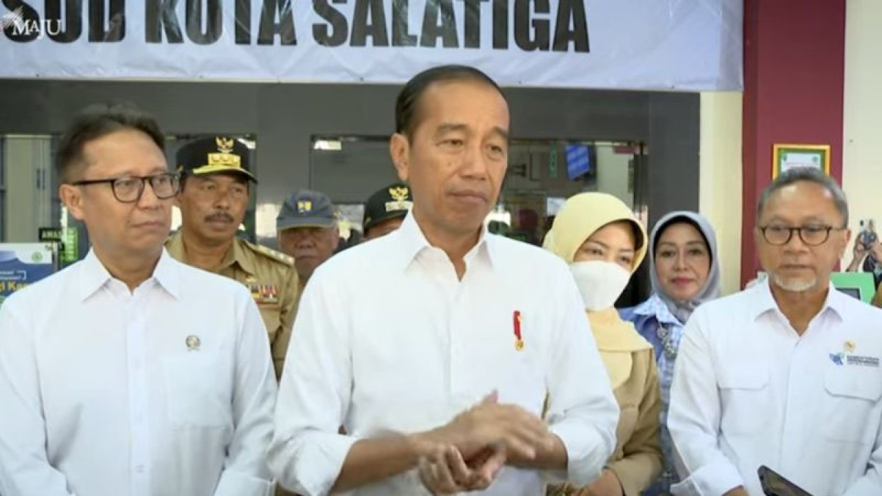 Tangkapan layar - Presiden Joko Widodo didampingi Menteri Kesehatan Budi Gunadi Sadikin, dan Menteri Perdagangan Zulkifli Hasan saat menyampaikan keterangan di sela kunjungan kerja ke RSUD Kota Salatiga, Provinsi Jawa Tengah, Senin (22/1/2024). (ANTARA/Andi Firdaus)