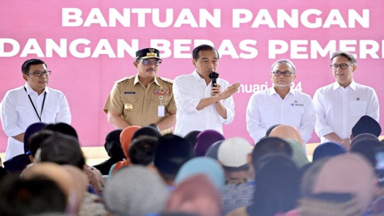 Presiden Joko Widodo saat menyampaikan sambutan di acara penyerahan bantuan pangan Cadangan Beras Pemerintah (CBP) kepada penerima manfaat di Lapangan Sepak Bola Klumpit Tingkir, Kota Salatiga, Provinsi Jawa Tengah, Senin (22/1/2024). (ANTARA/HO-Sekretariat Presiden).