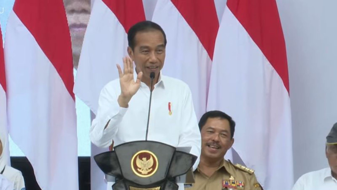 Tangkapan layar - Presiden Joko Widodo dalam acara penyerahan bantuan Program Indonesia Pintar di Magelang, Jawa Tengah, Senin (22/1/2024). ANTARA/Rangga Pandu Asmara Jingga