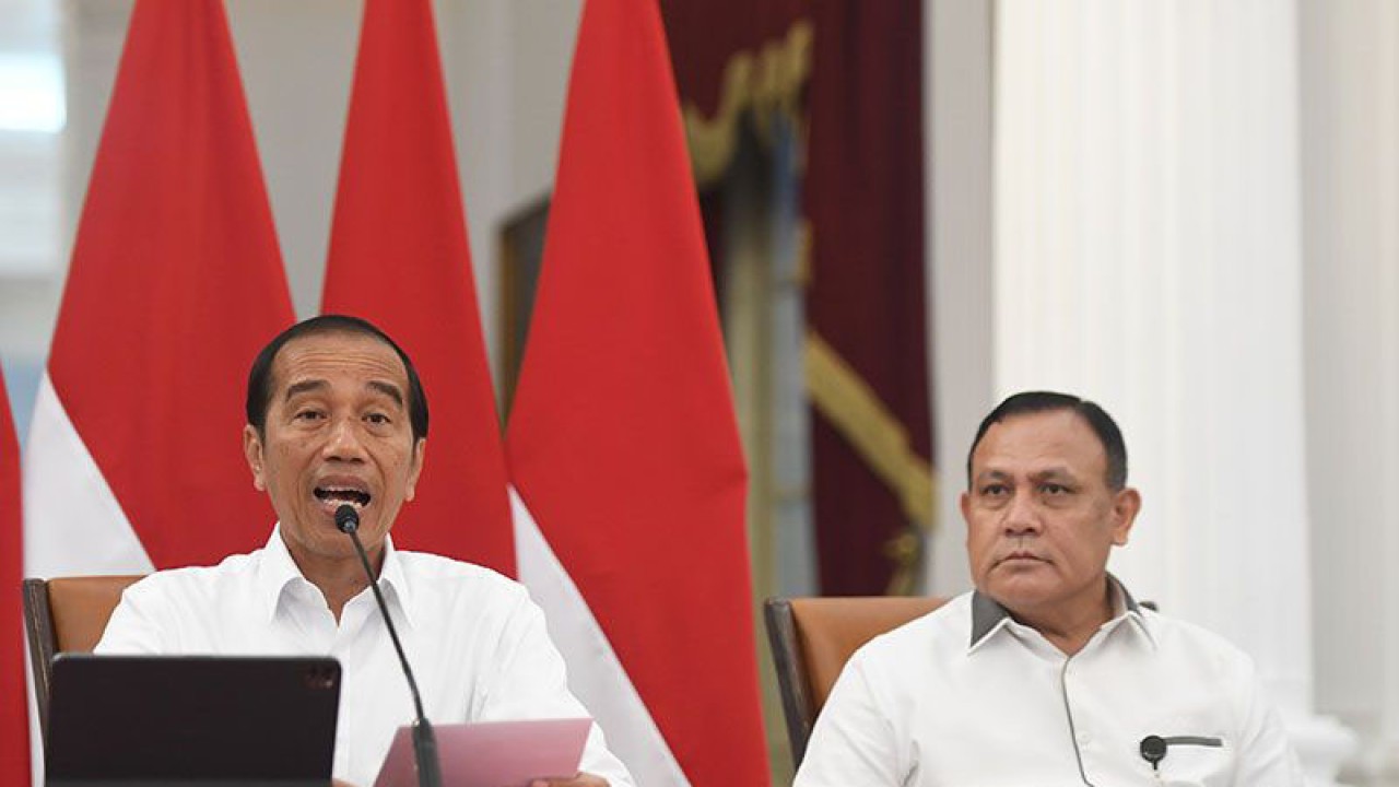 Presiden Joko Widodo (kiri) didampingi Ketua KPK Firli Bahuri (kanan) saat memberikan keterangan pers terkait penurunan Indeks Persepsi Korupsi Indonesia di Istana Merdeka, Jakarta, Selasa (7/2/2023). (ANTARA FOTO/Hafidz Mubarak A/pri)