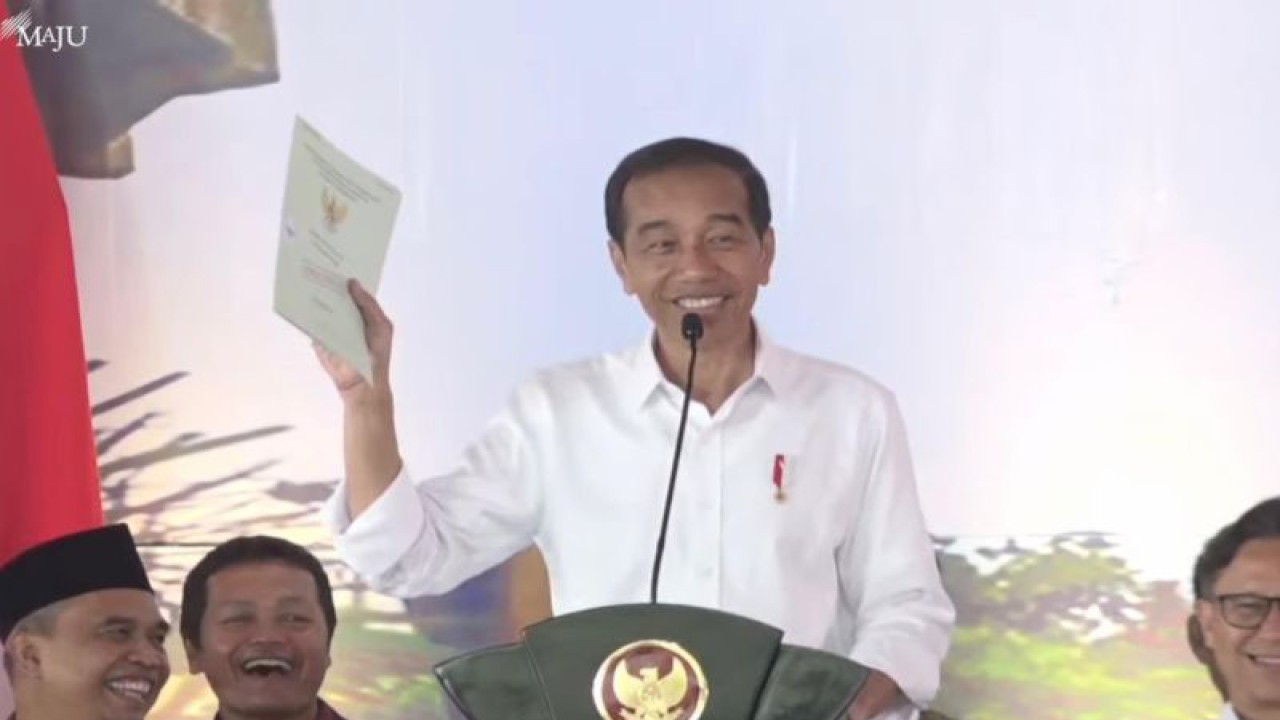 Tangkapan layar Presiden Joko Widodo ketika menyampaikan sambutan dalam acara pembagian 3.000 sertifikat tanah bagi warga Kabupaten Grobogan, Jawa Tengah, Selasa (23/1/2024). (ANTARA/Yashinta Difa)