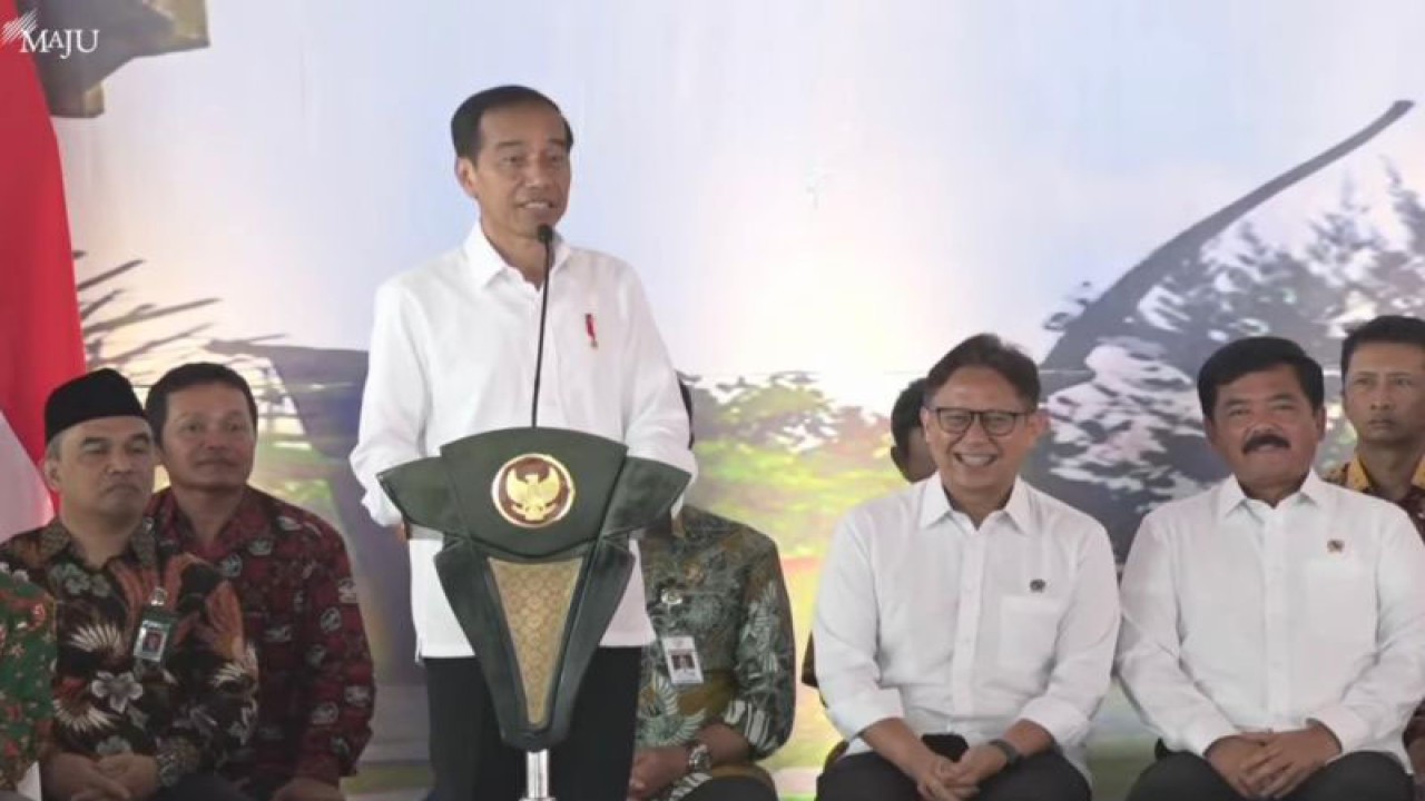 Tangkapan layar Presiden Joko Widodo ketika menyampaikan sambutan dalam acara pembagian 3.000 sertifikat tanah bagi warga Kabupaten Grobogan, Jawa Tengah, Selasa (23/1/2024). ANTARA/Yashinta Difa.