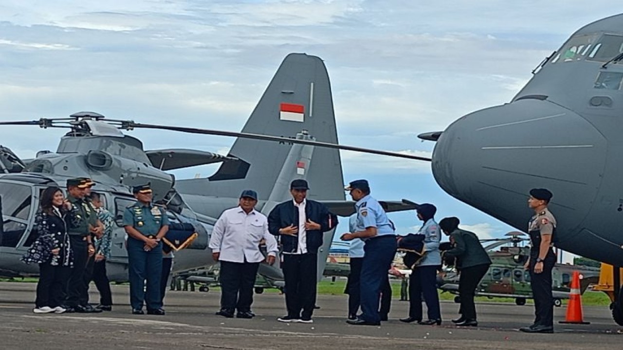 Presiden Joko Widodo (memakai jaket) dalam acara penyerahan Pesawat C-130J-30 Super Hercules di Lanud Halim Perdanakusuma, Jakarta, Rabu (24/1/2024). ANTARA/Rangga Pandu.