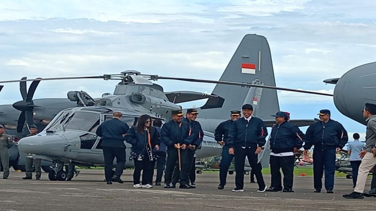 Presiden Joko Widodo usai menyaksikan penyerahan simbolis Pesawat C-130J-30 Super Hercules di Lanud Halim Perdanakusuma, Jakarta, Rabu (24/1/2024). (ANTARA/Rangga Pandu Asmara Jingga)