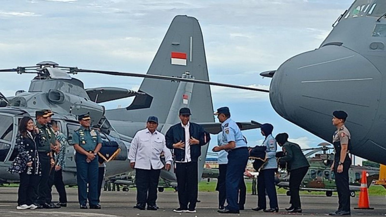 Presiden Joko Widodo (tengah) dalam acara penyerahan pesawat transport berat C-130J-30 Super Hercules di Pangkalan Udara TNI AU Halim Perdanakusuma, Jakarta, Rabu (24/1/2024). (ANTARA/Rangga Pandu/aa)