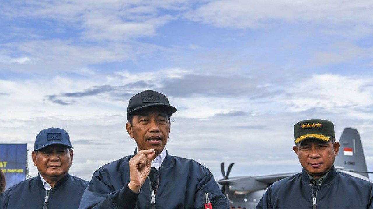 Presiden Joko Widodo (tengah) didampingi Menteri Pertahanan Prabowo Subianto (kiri) dan Panglima TNI Jenderal TNI Agus Subiyanto (kanan) menjawab pertanyaan wartawan usai kegiatan serah terima alutsista pesawat dari pemerintah untuk TNI di Lanud Halim Perdanakusuma, Jakarta, Rabu (24/1/2024). Menhan Prabowo Subianto menyerahkan alat utama sistem persenjataan (alutsista) sebanyak lima unit pesawat C-130 J-30 Super Hercules, dan delapan unit helikopter H225M untuk TNI AU, empat helikopter A5 550 Fennec untuk TNI AD, serta delapan unit helikopter Panther AS565 MBE untuk TNI AL. ANTARA FOTO/Galih Pradipta/Spt