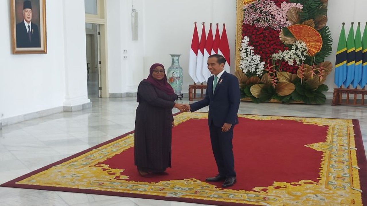 Presiden Joko Widodo bersalaman dengan Presiden Republik Persatuan Tanzania Samia Suhulu Hassan di Gedung Teratai Istana Kepresidenan Bogor, Jawa Barat, Kamis (25/1/2024). (ANTARA/Andi Firdaus)