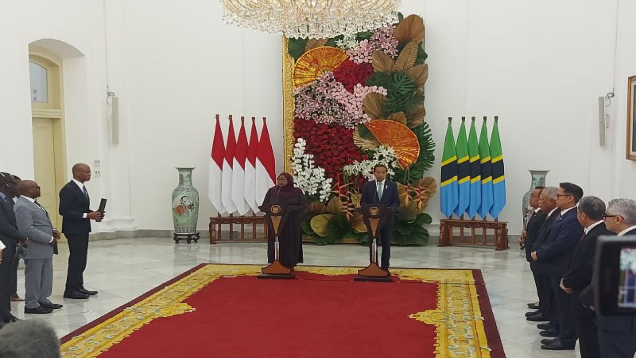 Presiden Joko Widodo dan Presiden Republik Persatuan Tanzania Samia Suluhu Hassan saat menyampaikan hasil kerja sama kedua negara dalam agenda pernyataan bersama di Istana Kepresidenan Bogor, Jawa Barat, Kamis (25/1/2024). (ANTARA/Andi Firdaus).