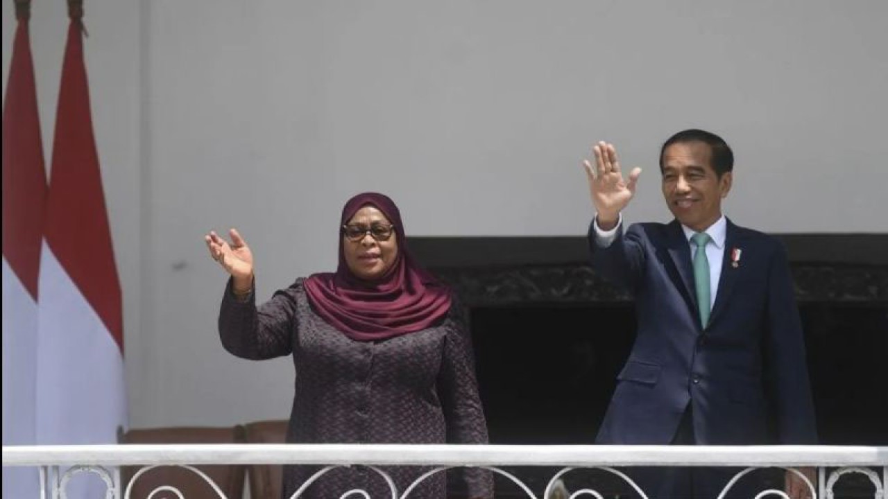 Presiden Joko Widodo (kanan) bersama Presiden Republik Persatuan Tanzania Samia Suluhu Hassan (kiri) memberikan salam sebelum pertemuan di Istana Bogor, Jawa Barat, Kamis (25/1/2024). (ANTARA FOTO/Akbar Nugroho Gumay/foc/am).