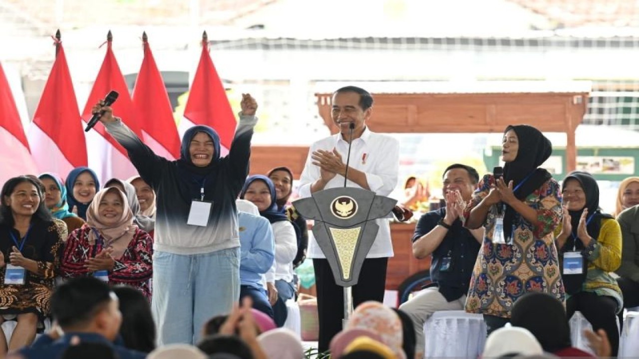 Presiden RI Joko Widodo bersilaturahmi dengan para peserta program PNM Mekaar di Lapangan Keyongan Kidul Sabdodadi, Kabupaten Bantul, Daerah Istimewa Yogyakarta, Selasa (30/1/2024). ANTARA/HO-Biro Pers Sekretariat Presiden