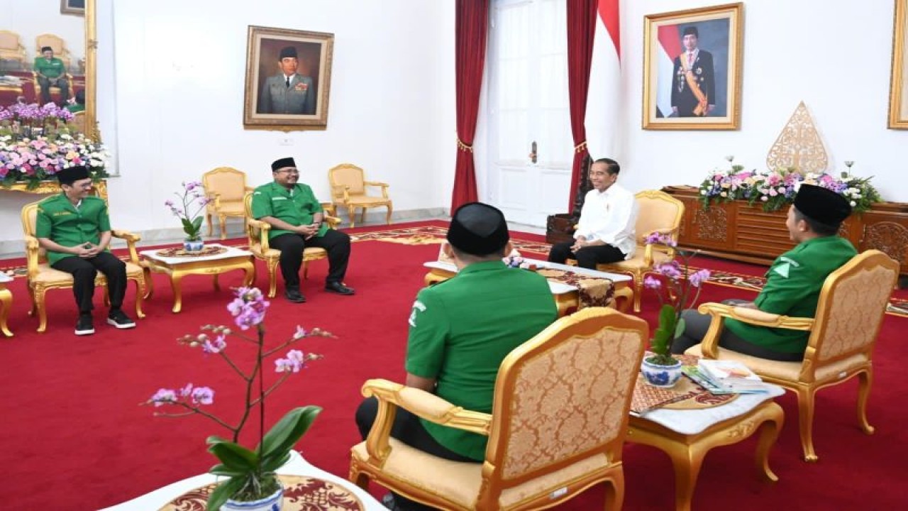 Presiden Joko Widodo saat menerima jajaran Gerakan Pemuda (GP) Ansor di Istana Kepresidenan Yogyakarta, Selasa (31/1/2024). ANTARA/HO-BPMI Setpres