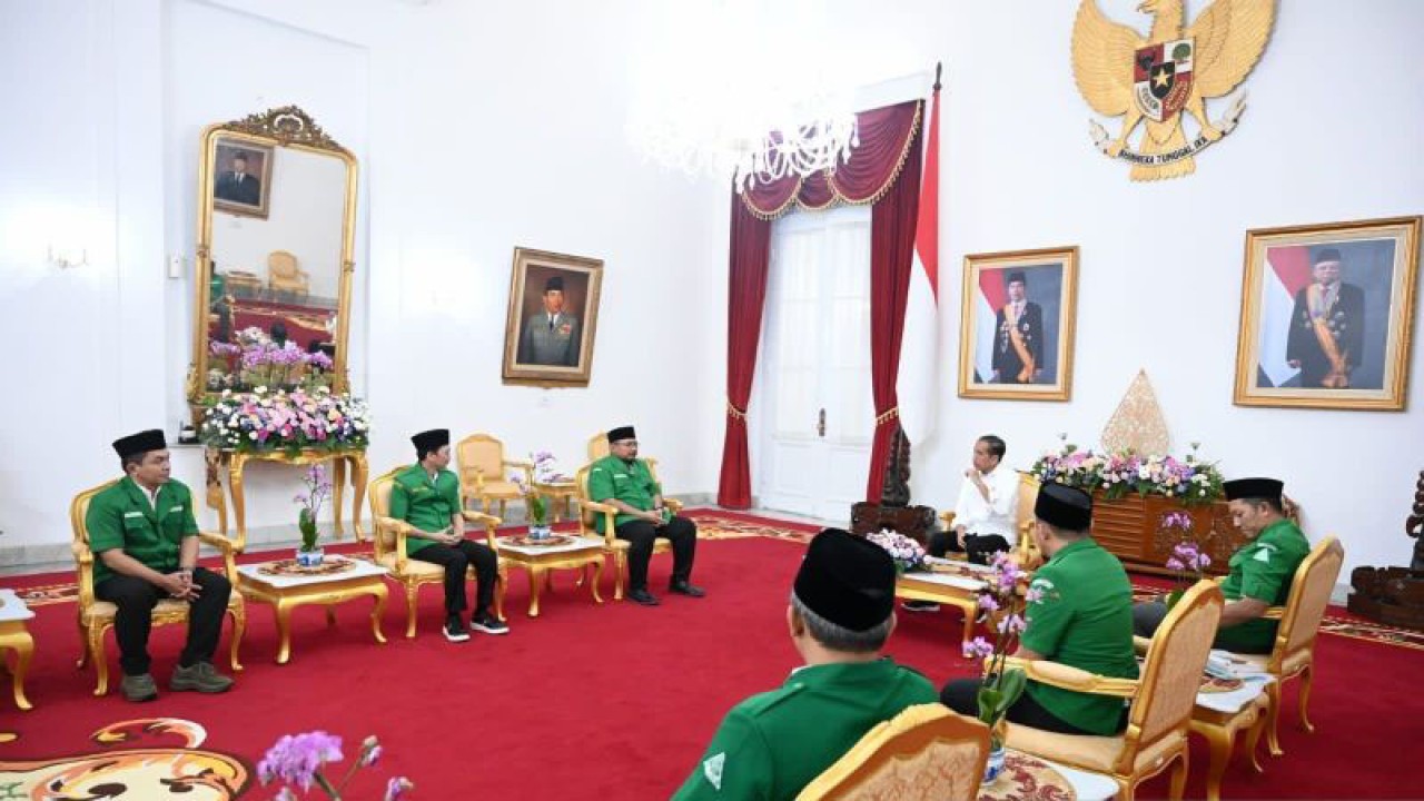 Presiden Joko Widodo saat menerima jajaran GP Ansor di Istana Kepresidenan, Yogyakarta, Selasa (30/1/2024). (ANTARA/HO-BPMI Setpres)