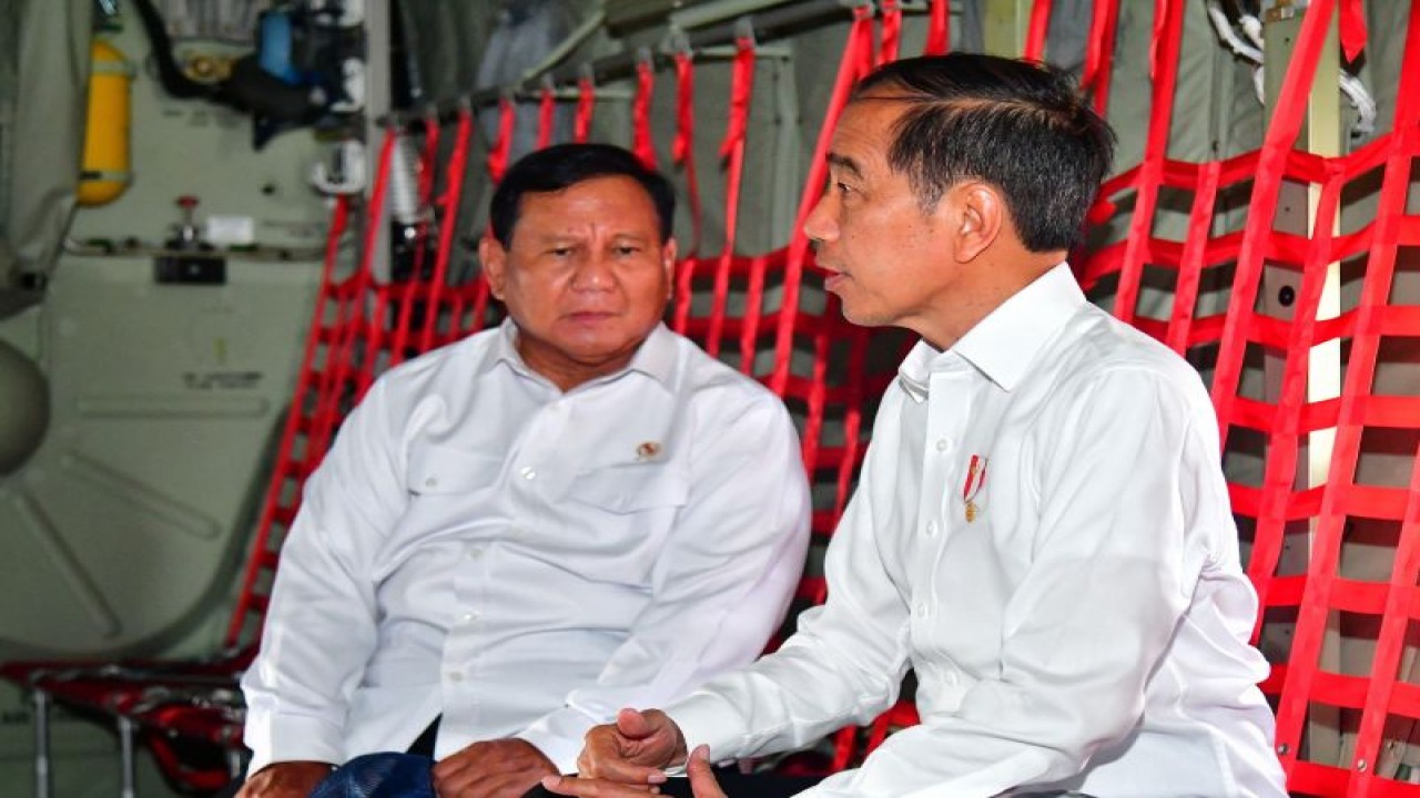 Presiden Joko Widodo bersama Menteri Pertahanan Prabowo Subianto di dalam pesawat Super Hercules di Pangkalan TNI AU Halim Perdanakusuma, Jakarta, Rabu (24/1/2024). ANTARA/HO-BPMI Setpres