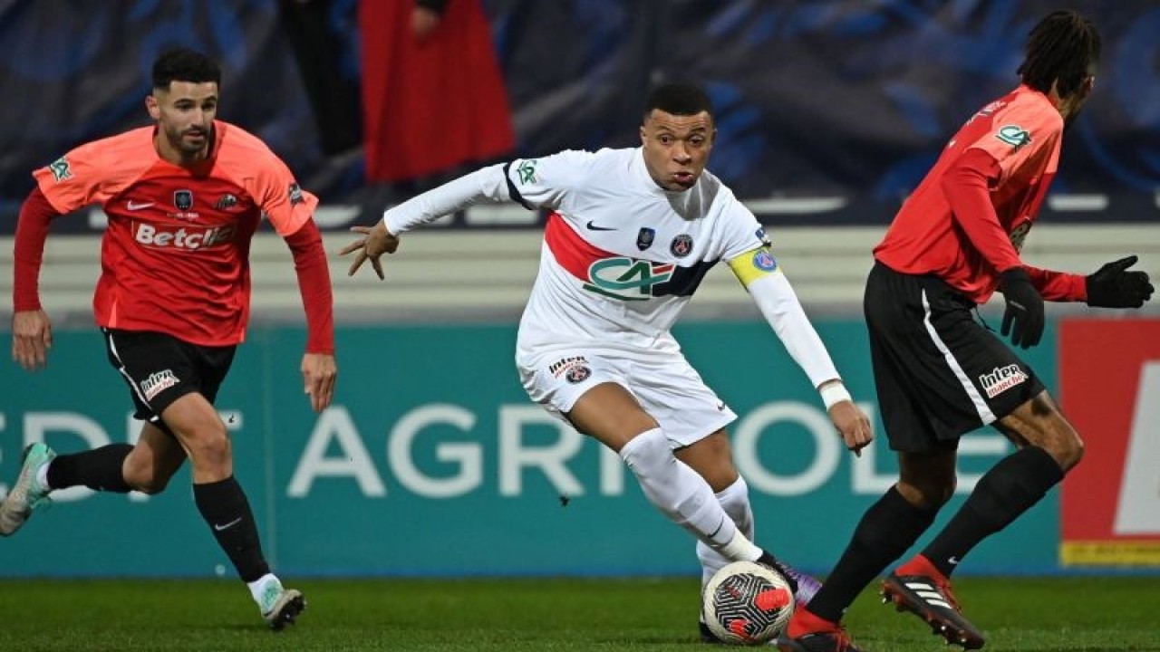 Penyerang PSG Kylian Mbappe (tengah) mengontrol bola pada pertandingan Piala Prancis melawab Revel yang dimainkan di Stadion Pierre-Fabre, Castres, Minggu (7/1/2024). (ANTARA/AFP/VALENTINE CHAPUIS)