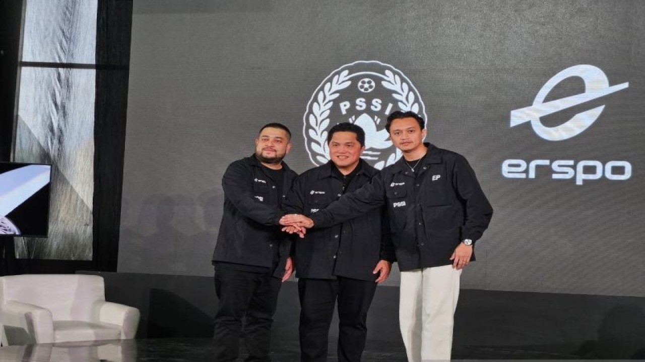 Pendiri jenama Erspo Muhammad Sadad (kiri) dan Ketua Umum PSSI Erick Thohir (tengah) berfoto bersama setelah pengumuman peluncuran jenama Erspo sekaligus kerja sama dengan PSSI, di Jakarta, Senin (22/1/2024). (ANTARA/RAUF ADIPATI)