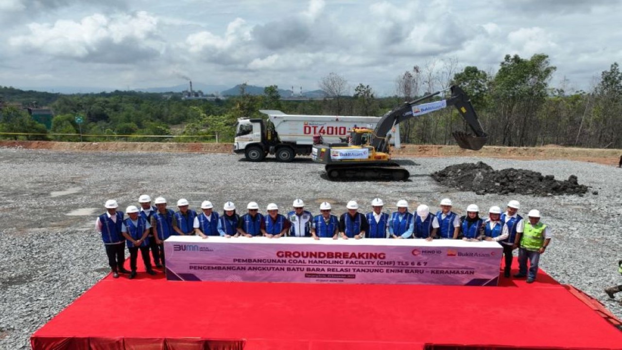 Prosesi groundbreaking pembangunan fasilitas penanganan batu bara (coal handling facility) baru milik PT Bukit Asam Tbk (PTBA), anggota Grup MIND ID, untuk meningkatkan kapasitas angkutan batu bara melalui jalur kereta api relasi Tanjung Enim-Keramasan di Tanjung Enim, Sumatera Selatan, Sabtu (30/12/2023). (ANTARA/HO-PT Bukit Asam Tbk)