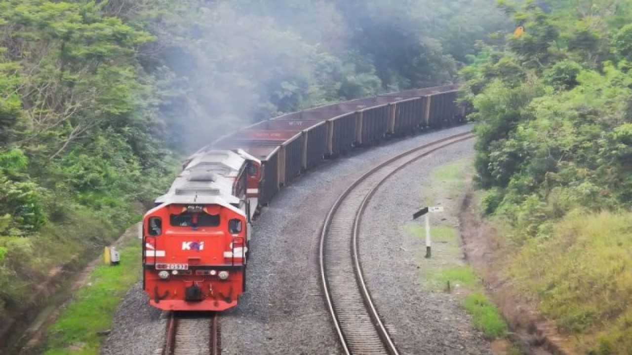 Kereta api milik PT KAI yang digunakan untuk mengangkut batu bara. ANTARA/HO-PT KAI