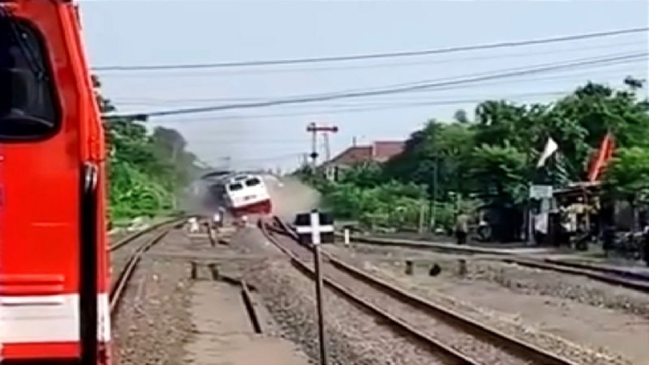 KA Pandalungan relasi Gambir - Surabaya - Jember anjlok di emplasemen Stasiun Tanggulangin Sidoarjo, Minggu (14/1/2024). ANTARA/HO-Instagram @aliqsafrudin