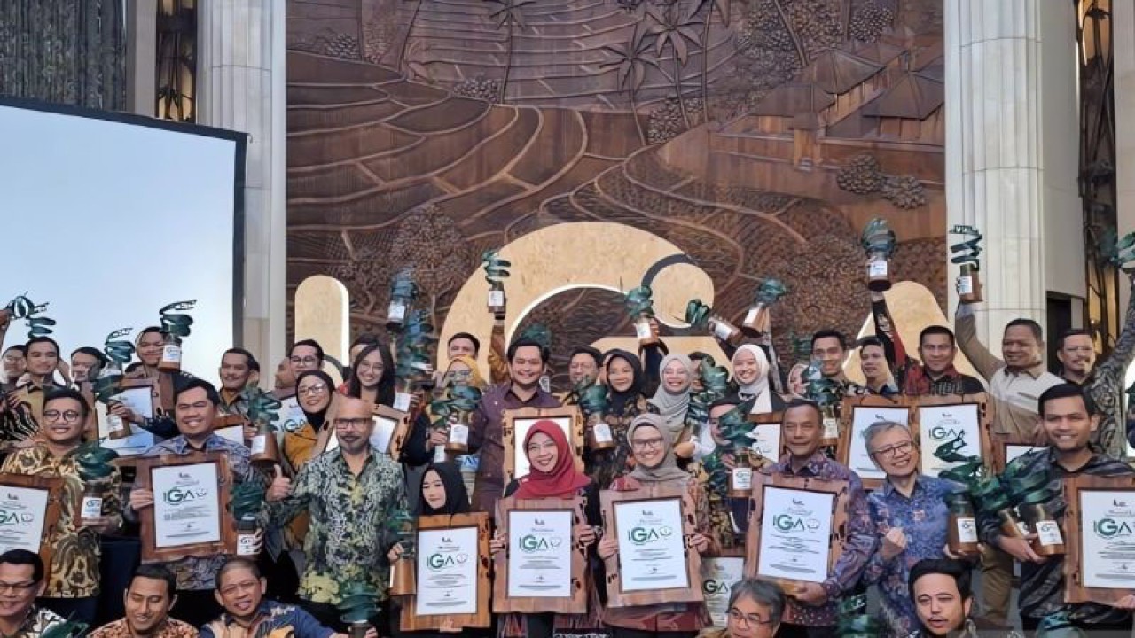 PT Pertamina (Persero) RU VII Kasim meraih penghargaan pada Indonesia Green Award (IGA) 2024 di Hotel Indonesia Kempinski, Jakarta, Rabu (17/1/2024) (ANTARA/HO-Pertamina RUU VII Kasim)