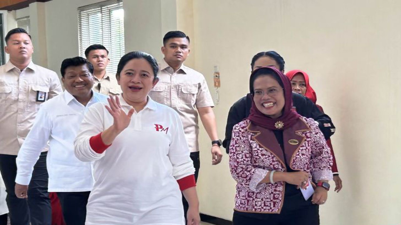 Ketua Dewan Perwakilan Rakyat (DPR) RI Puan Maharani (kiri) saat melakukan kunjungan kerja ke Koperasi Koperasi Setia Budi Wanita (SBW), di Kota Malang, Jawa Timur, Sabtu (20/1/2024). ANTARA/Vicki Febrianto.