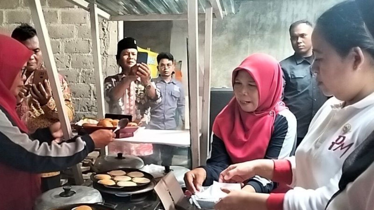 Puan Maharani mencicipi makanan apem pada kunjungannya di Kabupaten Klaten, Jawa Tengah, Selasa (30/1/2024). ANTARA/Aris Wasita