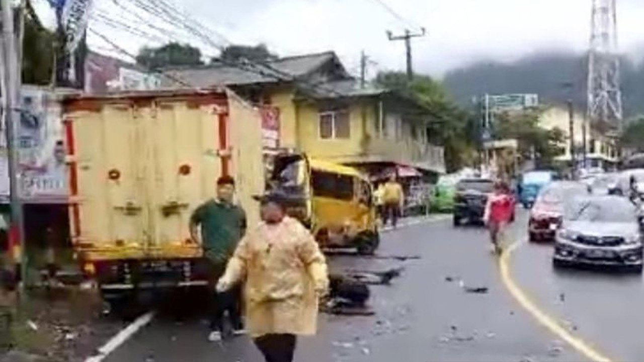 Kecelakaan lalu lintas di Jalur Wisata Puncak tepatnya di Desa Tugu Utara, Cisarua, Kabupaten Bogor, Jawa Barat, Selasa (23/1/2024). (ANTARA/M Fikri Setiawan)