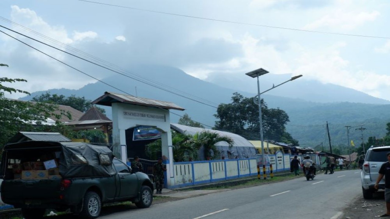 Visual Gunung Lewotobi Laki-laki dari depan posko pengungsian bencana erupsi di Kecamatan Wulanggitang, Flores Timur, NTT, Senin (8/1/2024). (ANTARA/Fransiska Mariana Nuka)