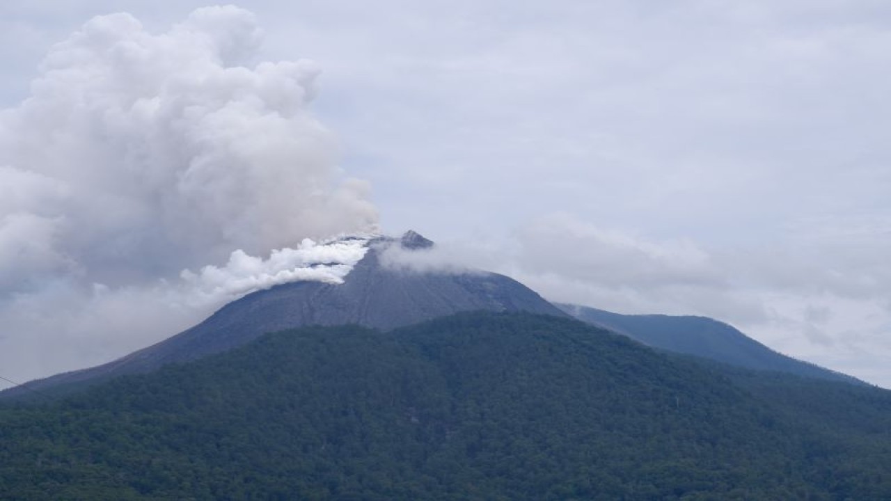 Visual Gunung Lewotobi Laki-laki di Kecamatan Wulanggitang, Kabupaten Flores Timur, NTT, Selasa (16/1/2024). (ANTARA/Fransiska Mariana Nuka)