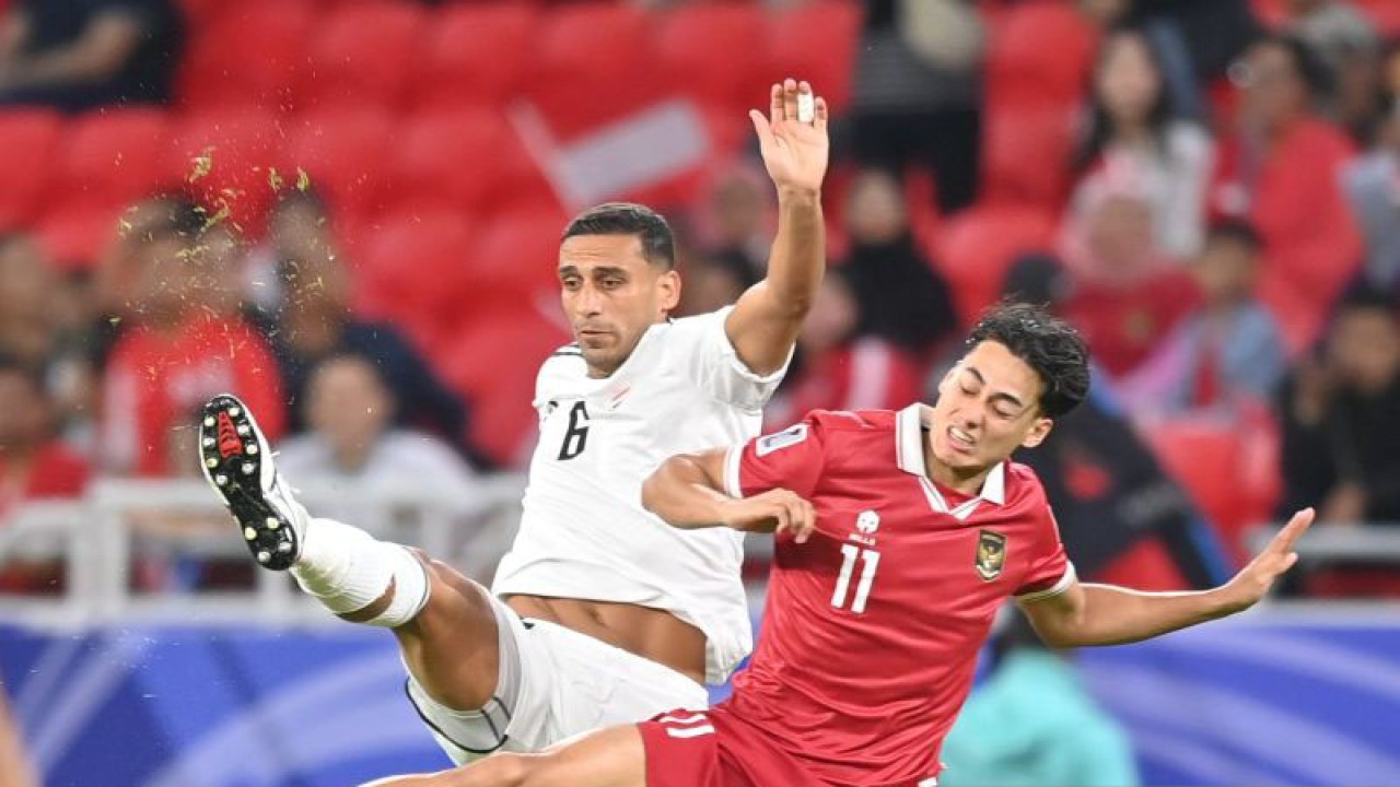 Pesepak bola Timnas Indonesia Rafael William Struick (kanan) berebut bola dengan Pemain Irak Ali Adnan Al Tameemi (kiri) pada laga penyisihan grup D Piala Asia 2023 di Stadion Ahmad bin Ali Doha, Qatar, Senin (15/1/2024). ANTARA FOTO/Yusran Uccang/nz