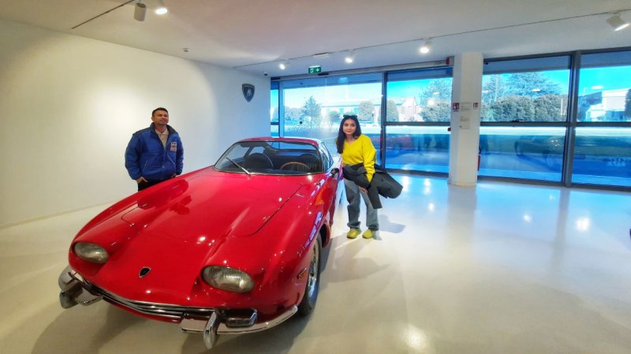 Raffi Ahmad berfoto bersama dengan Nagita Slavina di sampaing kendaraan pertama dari Lamborghini 350 GT di Museum Lambroghini, Bologna, Italia, Selasa (23/01/2024). (ANTARA/Chairul Rohman)