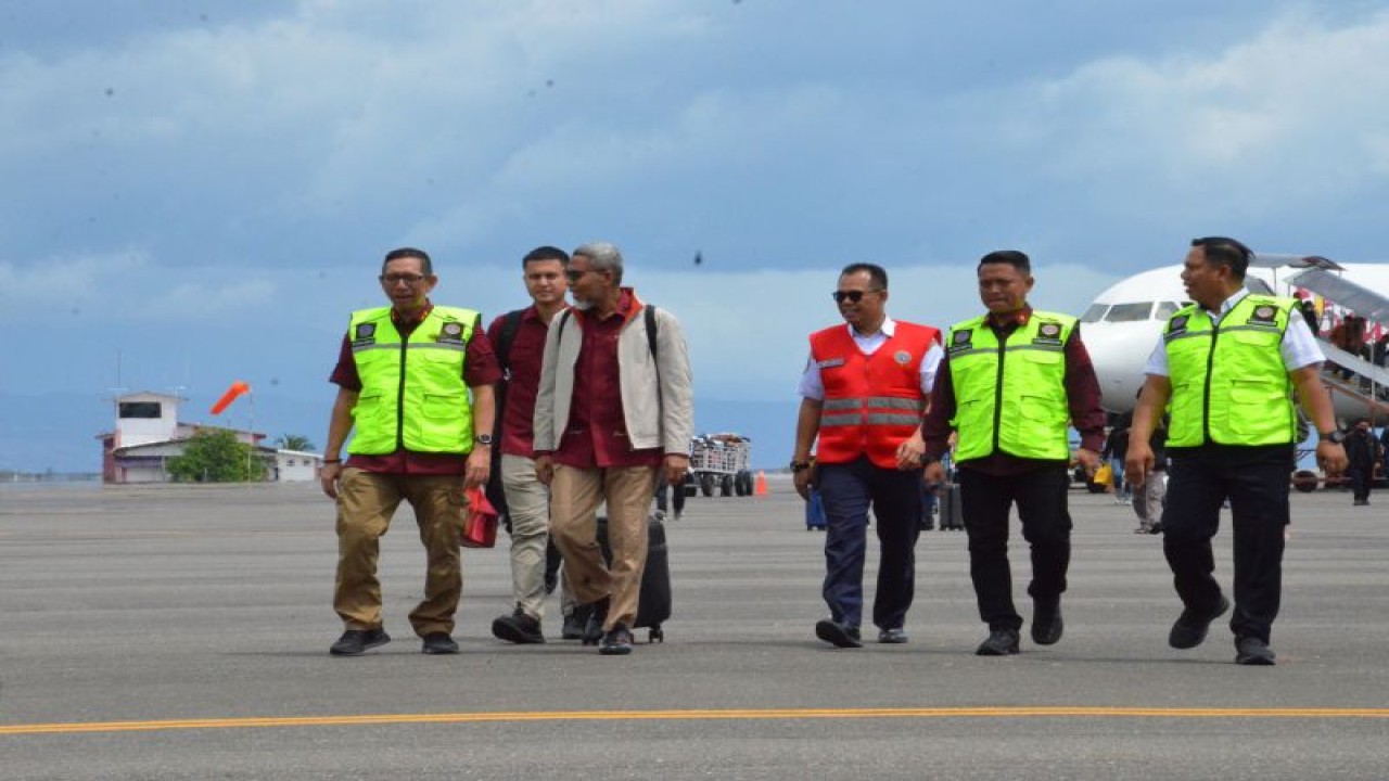 Inspektur Jenderal (Irjen) Kemenkumham RI Razilu tiba di Bandar Udara Syukuran Aminuddin Amir, Kabupaten Banggai, Jumat (19/1/2024). (ANTARA/HO-Humas Kemenkumham Sulteng)