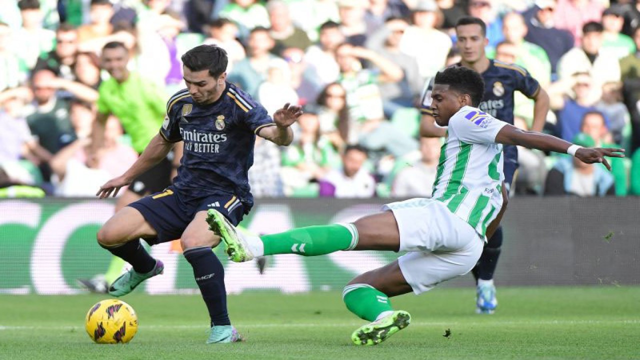 Real Madrid's Spanish forward #21 Brahim Diaz (L) fights for the ball with Real Betis' Moroccan defender #28 Chadi Riad during the Spanish league football match between Real Betis and Real Madrid CF at the Benito Villamarin stadium in Seville on December 9, 2023. (Photo by CRISTINA QUICLER / AFP) (AFP/CRISTINA QUICLER)