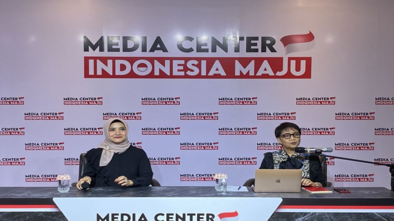 Menteri Luar Negeri Retno Marsudi (kanan) memberikan pernyataan dalam jumpa pers di Jakarta, Kamis (4/1/2024). (ANTARA/Shofi Ayudiana)