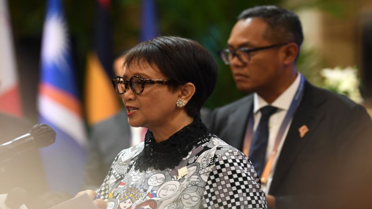 Foto arsip - Menteri Luar Negeri Retno Marsudi (kiri) bersama Deputi Bidang Koordinasi Kedaulatan Maritim dan Energi Kementerian Koordinator Bidang Kemaritiman dan Investasi (Kemenko Marves) Jodi Mahardi (kanan) saat menyampaikan keterangan pers di ruang media center Konferensi Tingkat Tinggi (KTT) Archipelagic and Island States (AIS) Forum 2023 di Nusa Dua, Bali, Selasa (10/10/2023). ANTARA FOTO/Media Center KTT AIS Forum 2023/Jessica Wuysang/nym (Jessica Wuysang/Jessica Wuysang)