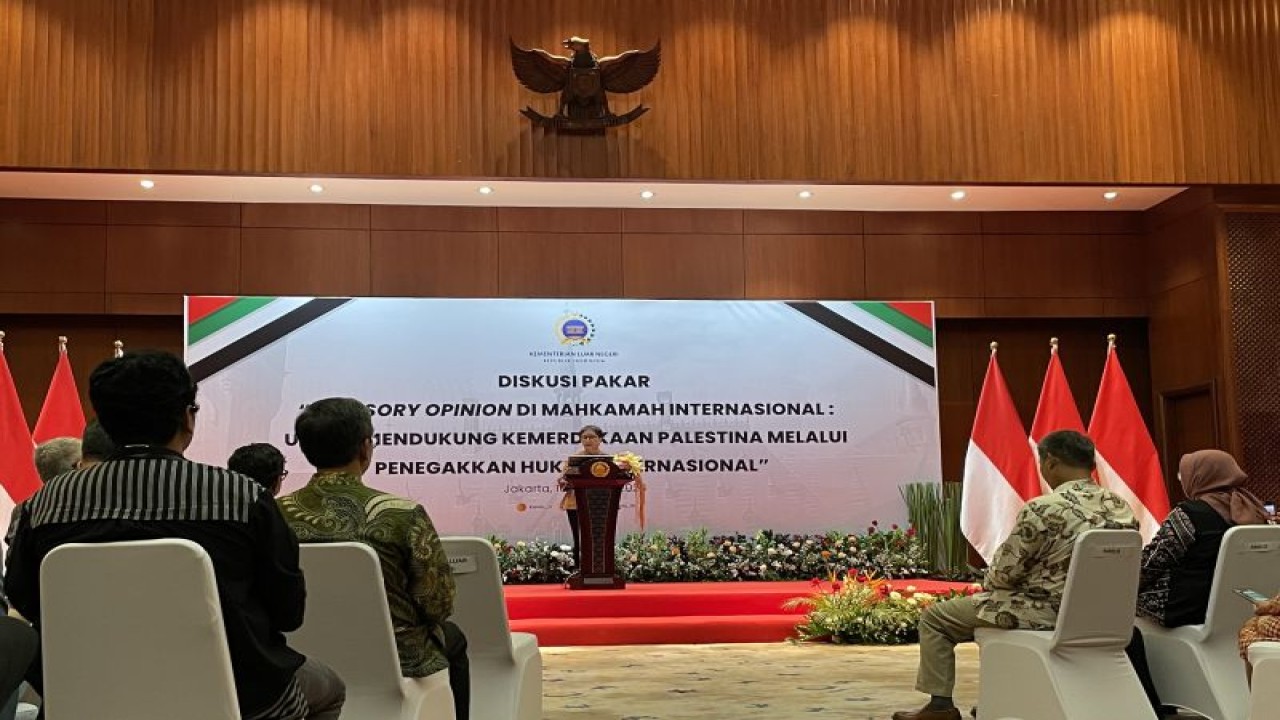 Menteri Luar Negeri Retno Marsudi menyampaikan sambutan dalam diskusi pakar “Advisory Opinion di Mahkamah Internasional: Upaya Mendukung Kemerdekaan Palestina melalui Penegakan Hukum Internasional” di Jakarta, Selasa (16/1/2024). (ANTARA/Yashinta Difa)