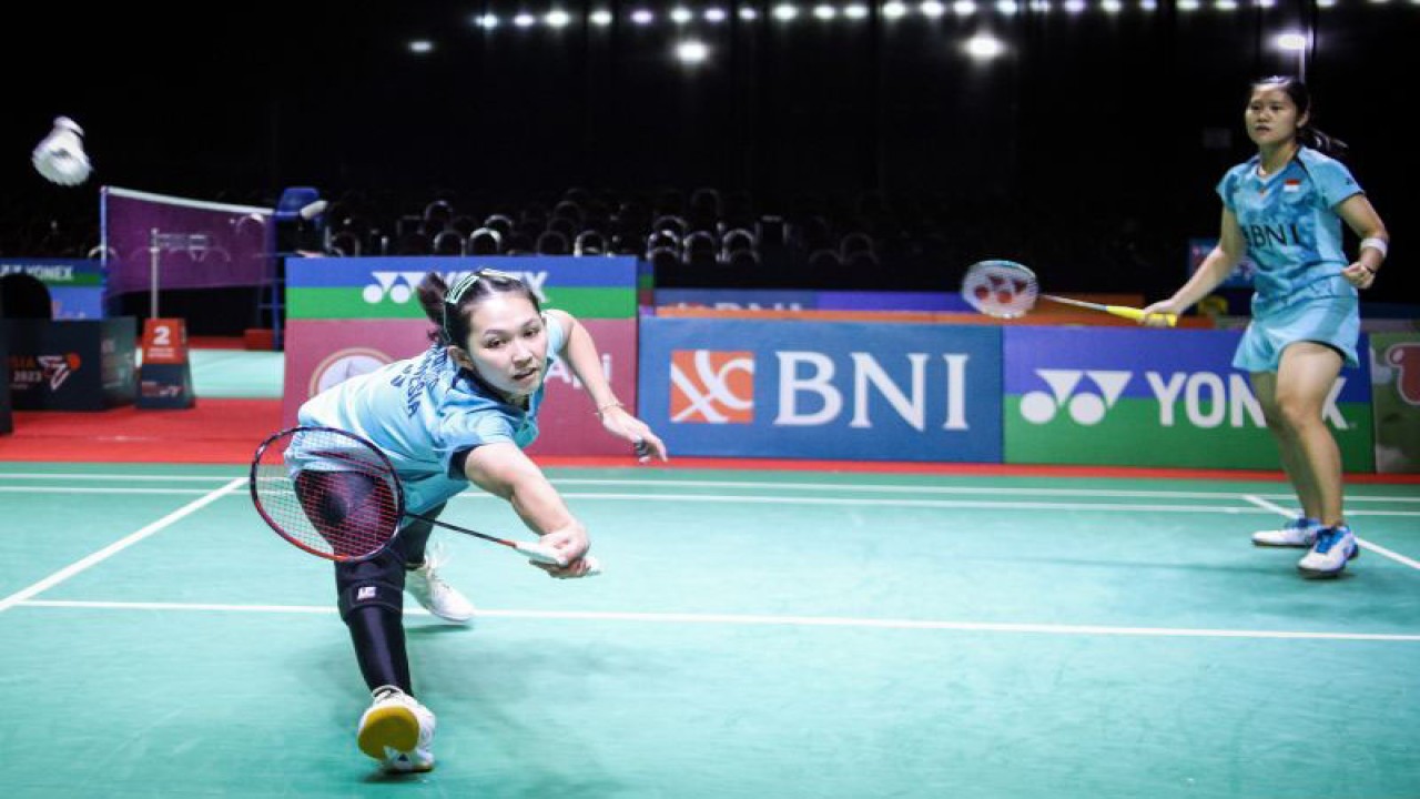 Pebulu tangkis ganda putri Indonesia Ribka Sugiarto (kiri) dan Lanny Tria Mayasari (kanan) mengembalikan kok ke arah pebulu tangkis Indonesia Sofy Al Mushira Asharunnisa dan Siti Sarah Azzahra pada babak 16 besar turnamen Bulu Tangkis BNI Indonesia Masters II 2023 di Jatim International Expo, Surabaya, Jawa Timur, Kamis (26/10/2023). ANTARA FOTO/Rizal Hanafi/nym.