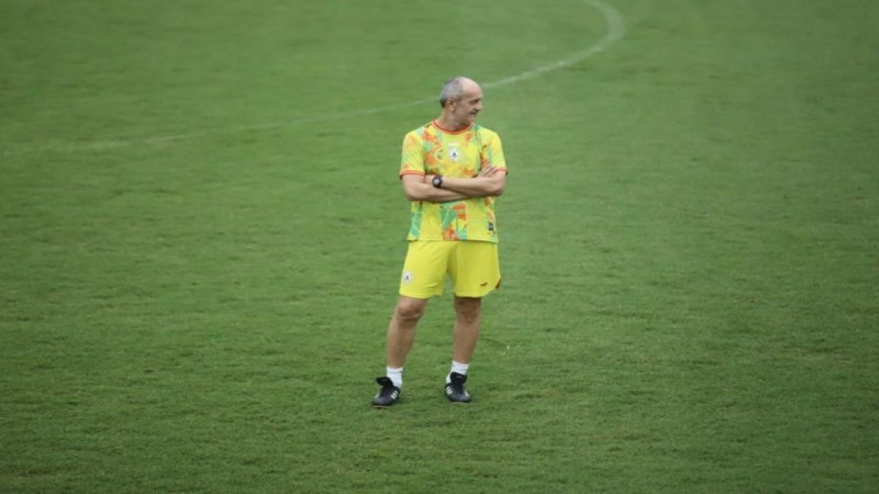 Pelatih Risto Vidakovic ketika memimpin latihan perdana PSS Sleman di Lapangan Pakembinangun, Sleman, Daerah Istimewa Yogyakarta, Senin (8/1/2024) (HO-PSS Sleman)