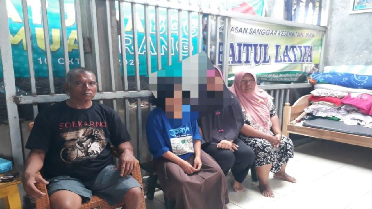 Roehan (kiri) pemilik Yayasan Sanggar Kesehatan Jiwa Baitul Latifa, Dusun/Desa Susuh Bango, Kecamatan Ringinrejo, Kabupaten Kediri, Jawa Timur. ANTARA/ Asmaul