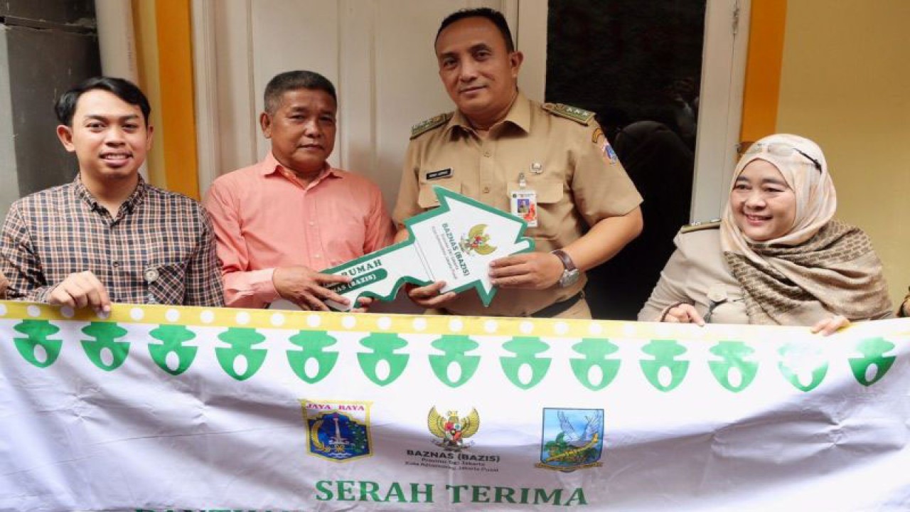 Camat Senen Ronny Jarpiko menyerahkan kunci rumah hasil program Bedah Rumah di Jalan Kenari II RT 006/RW 004, Kelurahan Kenari, Kecamatan Senen, Selasa (23/1/2024). ANTARA/HO-Sudin Kominfotik Jakarta Pusat