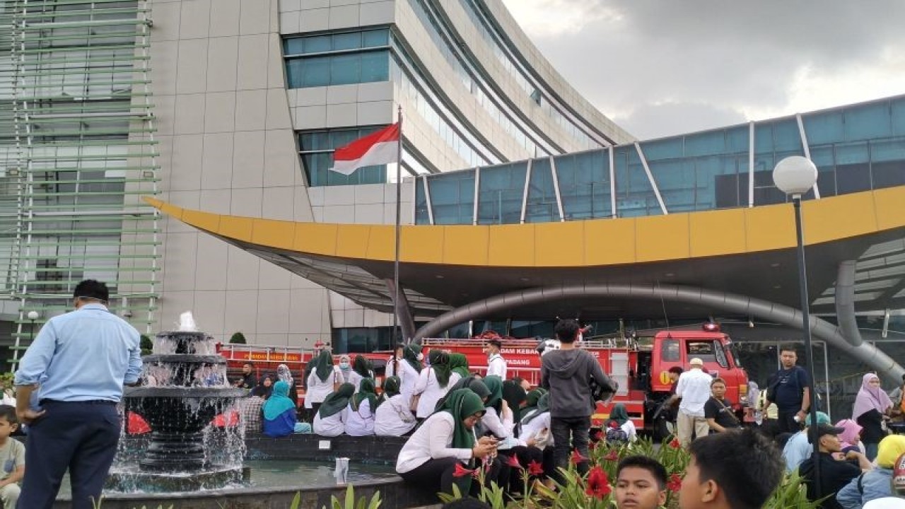 Para perawat, dokter, dan pasien keluar dari Rumah Sakit Semen Padang pascaledakan di rumah sakit itu pada Selasa (30/1/2024) sore. ANTARA/Muhammad Zulfikar.