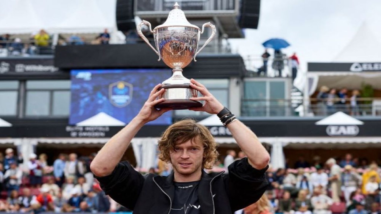 Foto arsip - Petenis Rusia Andrey Rublev merayakan dengan trofi setelah memenangi pertandingan final Swedish Open melawan petenis Norwegia Casper Ruud di Bastad, Swedia, Minggu (23/7/2023). (ANTARA/REUTERS/TT News Agency)