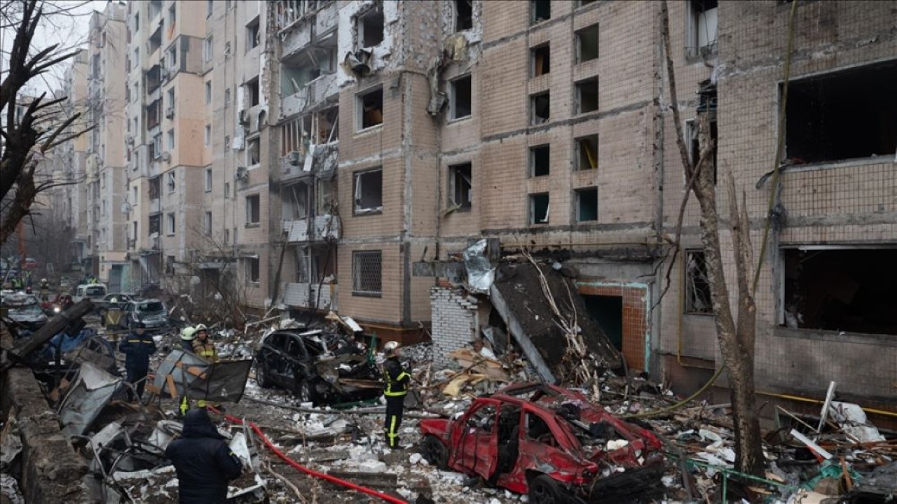 Petugas pemadam kebakaran melakukan operasi di gedung yang terbakar setelah serangan roket besar-besaran oleh pasukan Rusia pada pagi hari, 2 Januari 2024. (Danylo Antoniuk/Anadolu Agency)