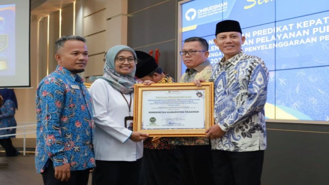 Penghargaan yang diterima Bupati Pasaman Sabar AS (kanan) yang diserahkan Kepala Ombudsman RI Perwakilan Sumatera Barat Yefri Heriani di Auditorium Gubernuran Sumbar di Padang, Senin (8/1/2024). Antara/Diskominfo Pasaman.