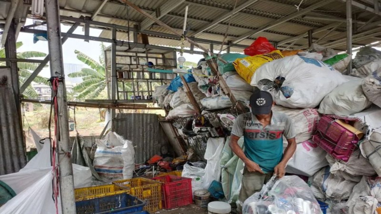 Ilustrasi - Salah satu tempat pemilihan sampah di Kelurahan Cengkareng Timur, Cengkareng, Jakarta Barat, Selasa (23/12/2023) ANTARA/Risky Syukur