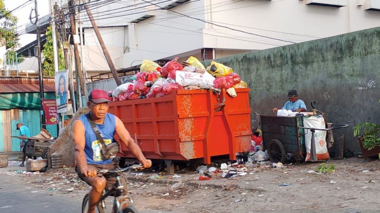 Salah satu TPS di Kota Balikpapan yang cukup penuh meskipun disiang hari (ANTARA/Nyaman Bagus Purwaniawan-Muhammad Solih Januar)